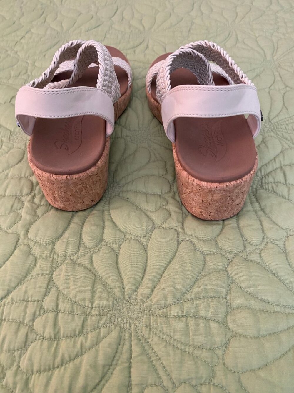 Skecher's Womens Archfit Wedge Sandals 7.5 Tan/Off White Sparkle Stretch Straps - Picture 2 of 6